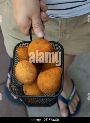 Coxinhas, brasilianische Party Finger Food gebratenen Snack, gefüllt mit Huhn Stockfoto