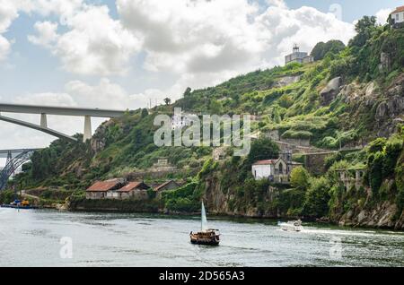 Ponte do Infante Brücke in Porto Portugal. Alte historische Häuser auf einem Hügel Stockfoto