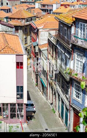 Alte Gebäude in Porto Stadt Portugal. Rote Dächer der historischen Gegend Stockfoto