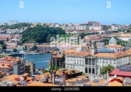 Alte Gebäude in Porto Stadt Portugal. Rote Dächer der historischen Gegend Stockfoto