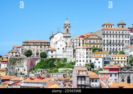 Alte Gebäude in Porto Stadt Portugal. Rote Dächer der historischen Gegend Stockfoto