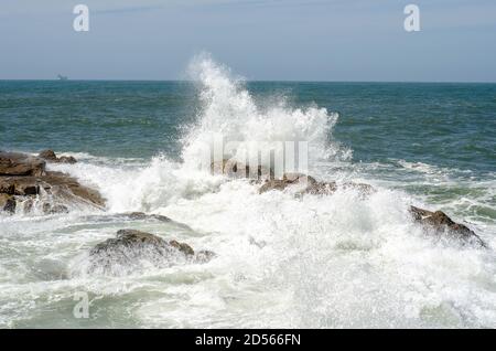 Welle mit Schaumbruch von Felsen im Meer oder Meer Stockfoto