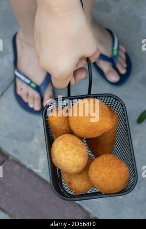 Coxinhas, brasilianische Party Finger Food gebratenen Snack, gefüllt mit Huhn Stockfoto