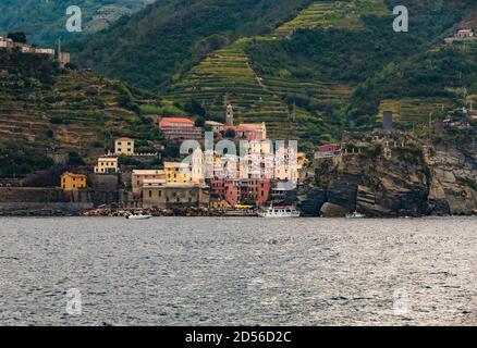 Schöne Panoramasicht auf Vernazza in der Cinque Terre Küstenregion vom Meer aus. Die bunten Häuser mit der berühmten Kirche Santa Margherita... Stockfoto