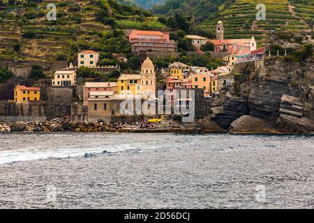 Schöne Nahaufnahme von Vernazza in der Cinque Terre Küstenregion vom Meer aus. Farbenfrohe Gebäude, die Kirche Santa Margherita d'Antiochia und... Stockfoto