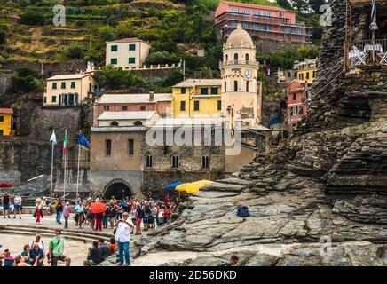 Schöne Nahaufnahme der Kirche Santa Margherita d'Antiochia mit einem achteckigen Glockenturm, der aus dem Apsis-Bereich am Hauptplatz Piazza... Stockfoto