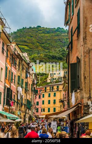 Toller Blick auf die Via Roma, die Hauptstraße von Vernazza, in der Küstenregion Cinque Terre. Die belebte Straße mit bunten Turmhäusern, Geschäften und... Stockfoto