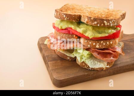 Sandwich LGBT-Salat, Guacamole, Speck und Tomaten Stockfoto