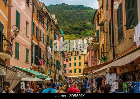 Schöne Aussicht auf die Hauptstraße von Vernazza, Via Roma in der Küstenregion Cinque Terre. Die belebte Straße mit bunten Häusern, Geschäften und Restaurants... Stockfoto