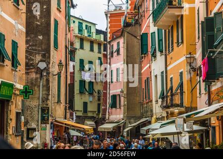 Herrliche Aussicht auf die Via Roma, die Hauptstraße in Vernazza, in der Region Cinque Terre. Die belebte Straße mit typisch bunten mittelalterlichen Turm... Stockfoto