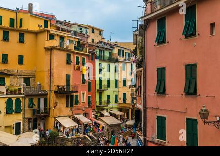 Schöne Aussicht vom Bahnhof mit Blick auf die Via Roma, die Hauptstraße in Vernazza, in der Region Cinque Terre. Die belebte Straße hat die... Stockfoto