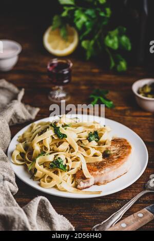 Schweinekotelett Steak mit Pasta Stockfoto