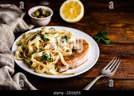 Schweinekotelett Steak mit Pasta Stockfoto