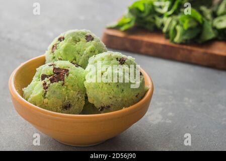 Eis mit Minze und Schokoladenchip Stockfoto