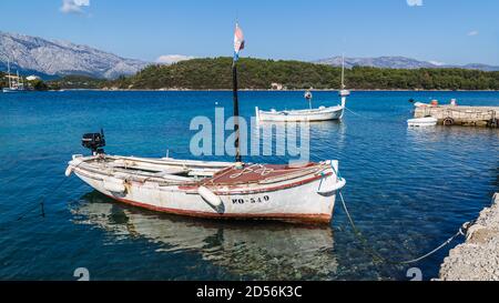 Kleine hölzerne Fischerboote gesehen, die in einer Bucht auf der Insel Korcula, Croata, im Oktober 2017 festgemacht wurden. Stockfoto