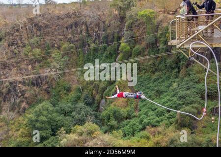 Ein Teenager Mädchen Bungee springt von der Victoria Falls Bridge In Sambia oder Simbabwe Stockfoto