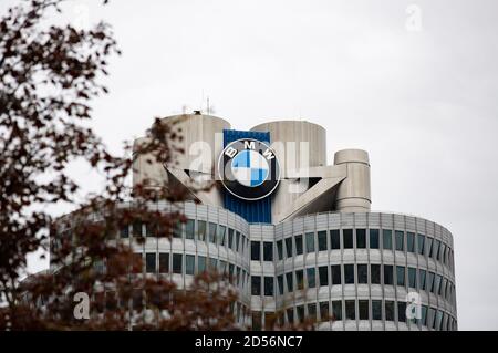 München, Deutschland. Oktober 2020. BMW (Bayerische Motoren Werke) als Hauptmarke der BMW Group ist ein deutscher Automobilhersteller mit Hauptsitz in München. (Symbolbild, Themenbild) München, 11.10.2020 Quelle: dpa/Alamy Live News Stockfoto