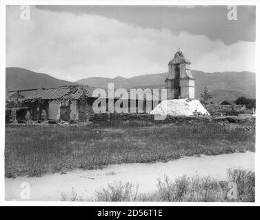 Allgemeine Ansicht mit Kirche und der Glockenturm Turm (Campanario) Mission Asistencia von San Antonio am Pala, ca.1890-1899 Stockfoto