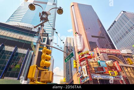 New York, USA - 17. August 2015: Bunte Werbung auf ein Gebäude liegt direkt an der Ecke Broadway / W 48th Street. Stockfoto