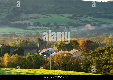 Chipping, Preston, Lancashire, Großbritannien. Oktober 2020. Ein schöner Start in den Tag mit der Morgensonne, die die Herbstfarben und den Nebel in Chipping, Preston, Lancashire, Großbritannien, aufleuchtet. Kredit: John Eveson/Alamy Live Nachrichten Stockfoto