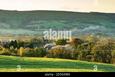 Chipping, Preston, Lancashire, Großbritannien. Oktober 2020. Ein schöner Start in den Tag mit der Morgensonne, die die Herbstfarben und den Nebel in Chipping, Preston, Lancashire, Großbritannien, aufleuchtet. Kredit: John Eveson/Alamy Live Nachrichten Stockfoto