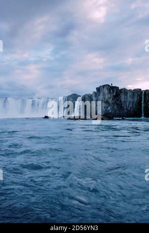 Godafoss Wasserfall im Norden von Island. Der Goðafoss (isländisch: "Wasserfall der Götter") ist ein Wasserfall in Island auf dem Fluss Skjálfandafljót. Stockfoto