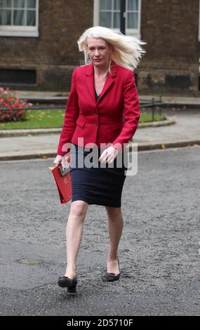 Die konservative Parteivorsitzende Amanda Milling kommt in Downing Street London vor einer Kabinettssitzung im Auswärtigen Amt und im Commonwealth Office an. Stockfoto