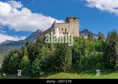 Schöne Aussicht auf das alte Schloss Naudersberg im österreichischen Tirol, nahe der Grenze zu Italien, Nauders, Österreich Stockfoto