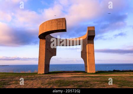 Elogio al Horizonte, Lobrede auf den Horizont. Betonskulptur von Eduardo Chillida auf dem Cimadevilla Park, mit Blick auf das Meer von Gijon, Spanien. Stockfoto