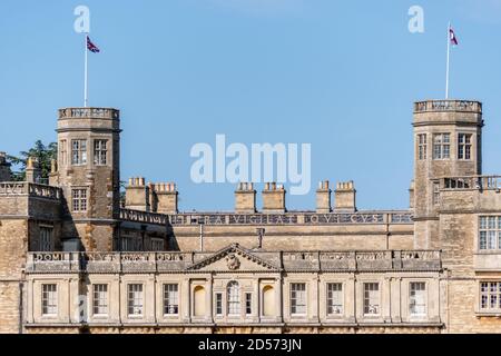 Dachlinie des Castle Ashby House, einem Landhaus aus dem 16. Jahrhundert, das die Familie Compton beherbergt; Northamptonshire, Großbritannien Stockfoto