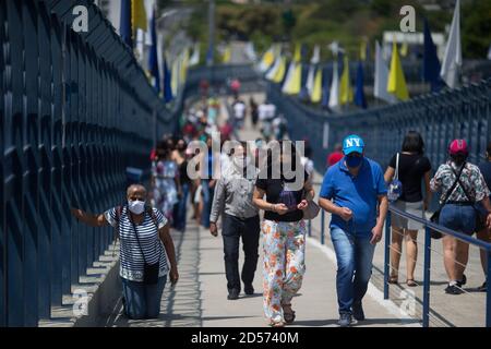 Aparecida, Brasilien. Oktober 2020. Um ein Versprechen zu halten, geht die 65-jährige Tagelöhnerin Maria Alice dos Santos (l.) während des Tages von Nossa Senhora Aparecida, der schutzpatronin Brasiliens, in die Passarela da Fe auf die Knie. Zum ersten Mal in der Geschichte der Basilika Nossa Senhora Aparecida mussten wegen der Corona-Pandemie Messen hinter verschlossenen Türen oder in Anwesenheit einer kleinen Anzahl von Menschen gefeiert werden. Quelle: Fernando Souza/dpa/Alamy Live News Stockfoto