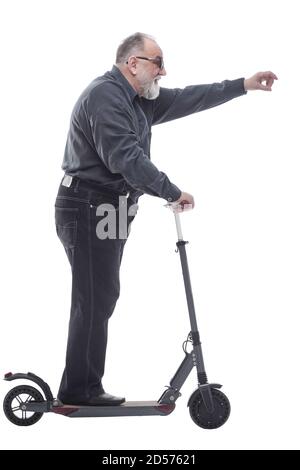 Älterer Mann steht auf Elektroroller. Isoliert auf einem weißen Stockfoto