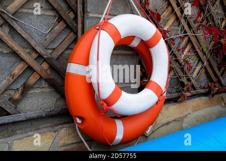 Zwei Rettungsbojen hängen an der Wand. Stockfoto