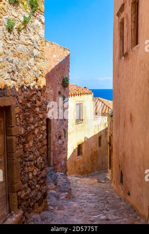 Monemvasia, Peloponnes, Griechenland Straßenansicht mit alten Häusern in mittelalterlicher Stadt Stockfoto