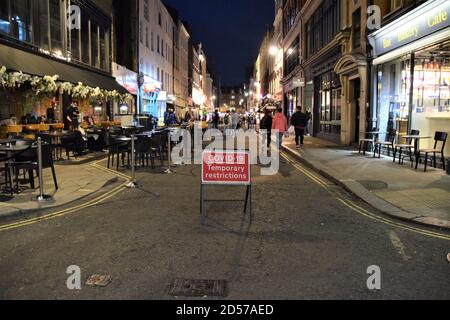 Covid-19 Temporary Restrictions Schild in der Frith Street, Soho bei Nacht. Viele Straßen im Zentrum von London wurden für den Verkehr gesperrt, um Sitzmöglichkeiten im Freien für Bars und Restaurants während der Pandemie zu ermöglichen. Stockfoto