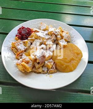 Das traditionelle österreichische Gericht Kaiserschmarrn, eine Art gesüßter Pfannkuchen Stockfoto