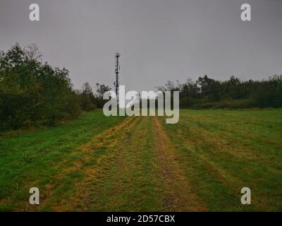 GSM-Funksender auf dem Gipfel des Berges. Stockfoto