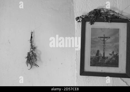 Athen, Griechenland - 12. September 2020: Getrocknete Blumen auf Vintage-Rahmenbild mit Darstellung der Kreuzigung Jesu und getrockneten Kräutern hängen o Stockfoto