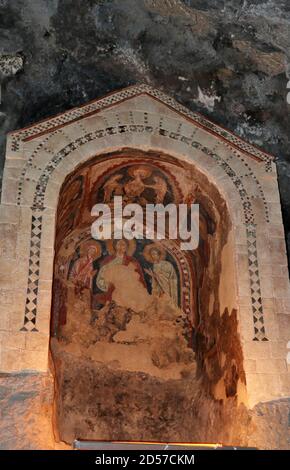 Monticchio – Edicola affrescata della grotta di San Michele Stockfoto