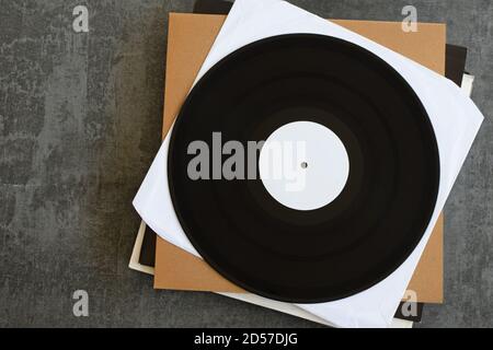 Generisches White Label Promo Vinyl Schallplatten. Musikhintergrund mit Copy-Space für Ihren Text. Stockfoto