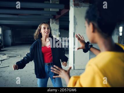 Teenager-Mädchen von Schlägern in verlassenen Gebäude, Bandengewalt und Mobbing Konzept angegriffen. Stockfoto