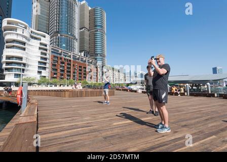 Barangaroo, Sydney, Aust Okt 2020: Die neu erbaute Watermans Cove ist für die Öffentlichkeit zugänglich und bietet einen 11.000 qm großen öffentlichen Raum neben dem Hafen Stockfoto