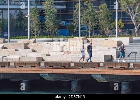 Barangaroo, Sydney, Aust Okt 2020: Die neu erbaute Watermans Cove ist für die Öffentlichkeit zugänglich und bietet einen 11.000 qm großen öffentlichen Raum neben dem Hafen Stockfoto