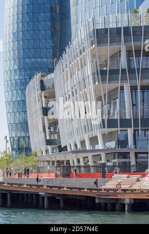 Barangaroo, Sydney, Aust Okt 2020: Die neu erbaute Watermans Cove ist für die Öffentlichkeit zugänglich und bietet einen 11.000 qm großen öffentlichen Raum neben dem Hafen Stockfoto