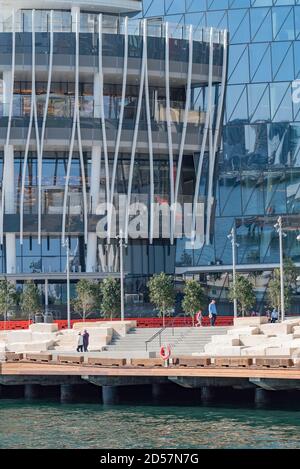 Barangaroo, Sydney, Aust Okt 2020: Die neu erbaute Watermans Cove ist für die Öffentlichkeit zugänglich und bietet einen 11.000 qm großen öffentlichen Raum neben dem Hafen Stockfoto