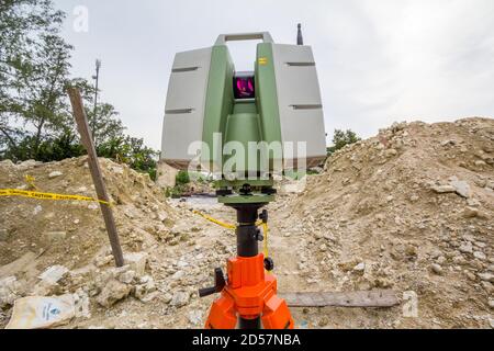 Ein Leica 3D-Scanner untersucht die Ruinen einer Kirche Von einem Erdbeben abgeflacht Stockfoto