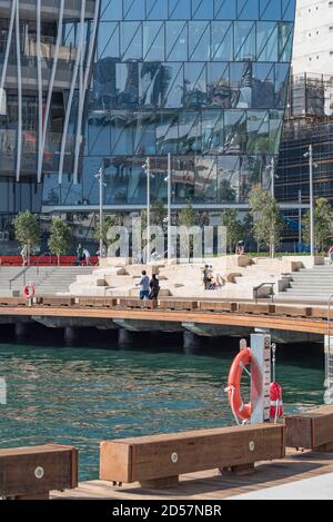 Barangaroo, Sydney, Aust Okt 2020: Die neu erbaute Watermans Cove ist für die Öffentlichkeit zugänglich und bietet einen 11.000 qm großen öffentlichen Raum neben dem Hafen Stockfoto