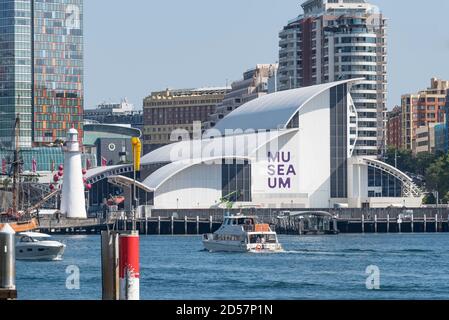 Das von Philip Cox entworfene Australian Maritime Museum am westlichen Rand des Darling Harbour und das 5-Sterne Sofitel Hotel in Pyrmont, Sydney, Australien Stockfoto