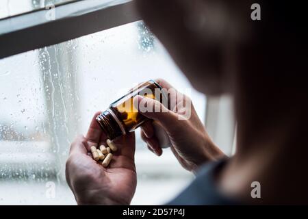 Depressive Frau zuhause, psychische Gesundheit und Drogenabhängigkeit Konzept. Stockfoto