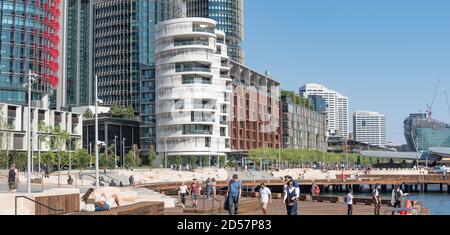 Barangaroo, Sydney, Aust Okt 2020: Die neu erbaute Watermans Cove ist für die Öffentlichkeit zugänglich und bietet einen 11.000 qm großen öffentlichen Raum neben dem Hafen Stockfoto